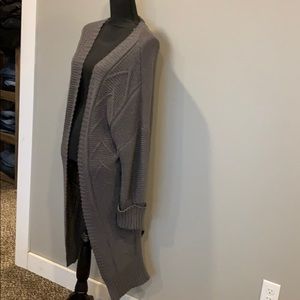 Gray cable knit sweater-